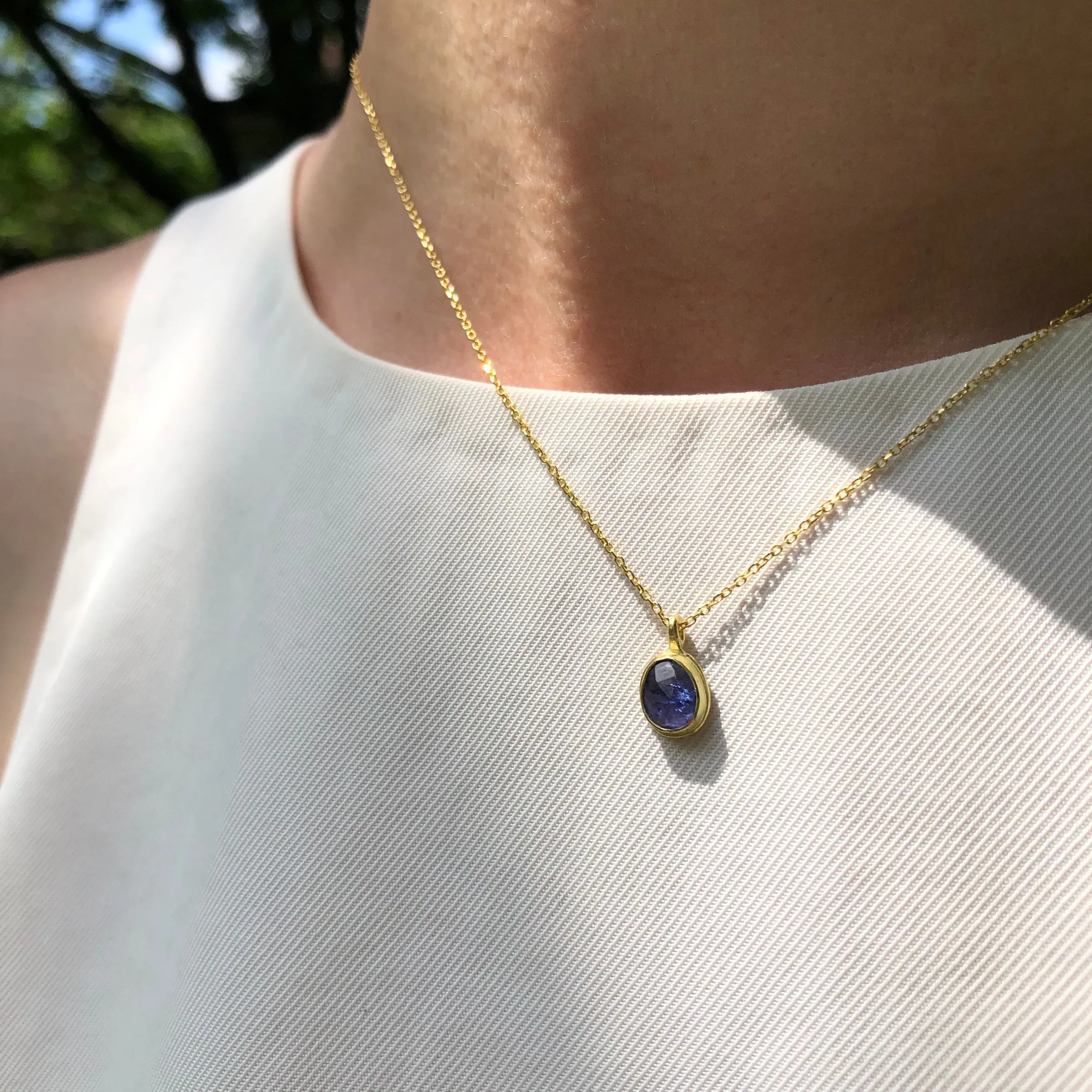 Tanzanite & 18k pendant