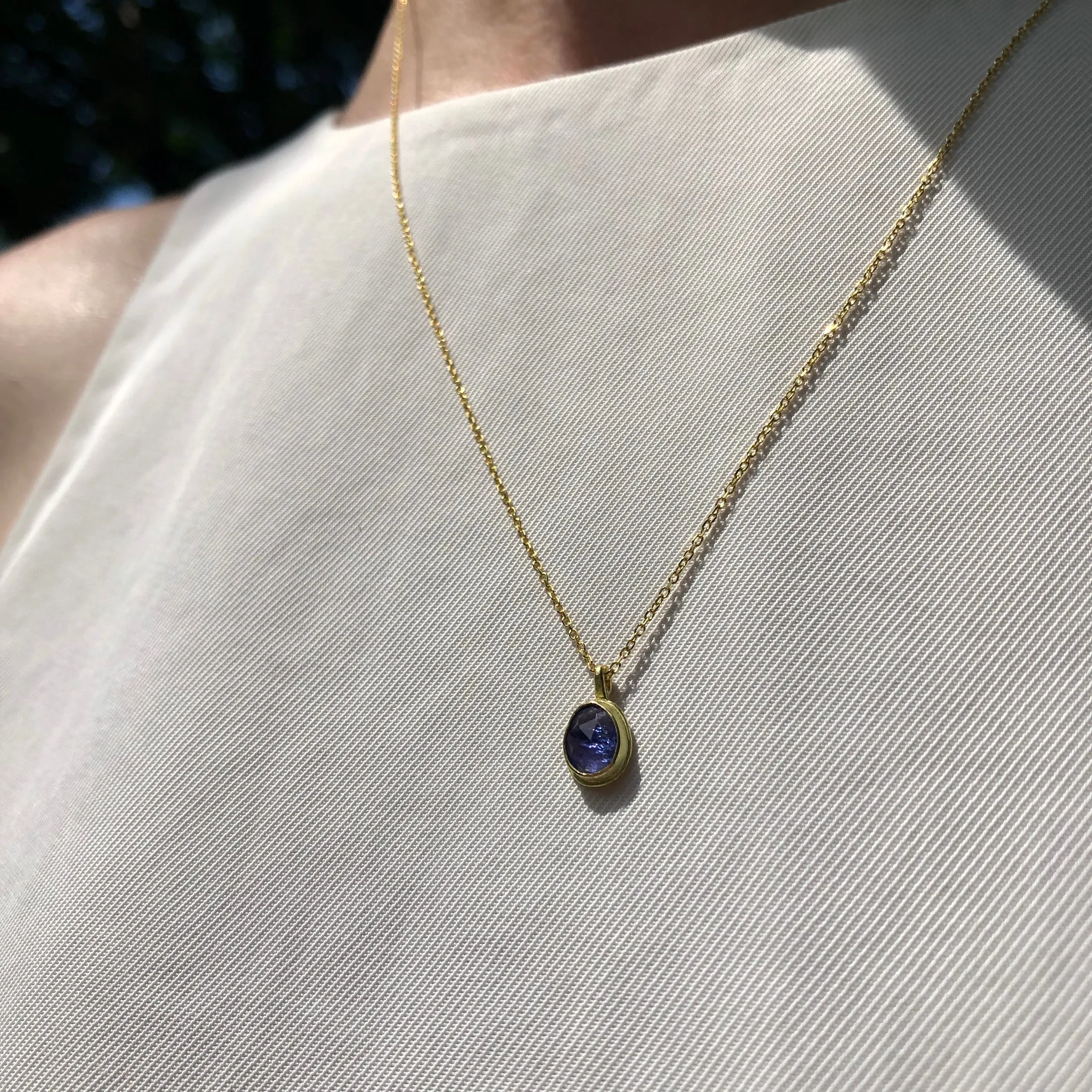 Tanzanite & 18k pendant