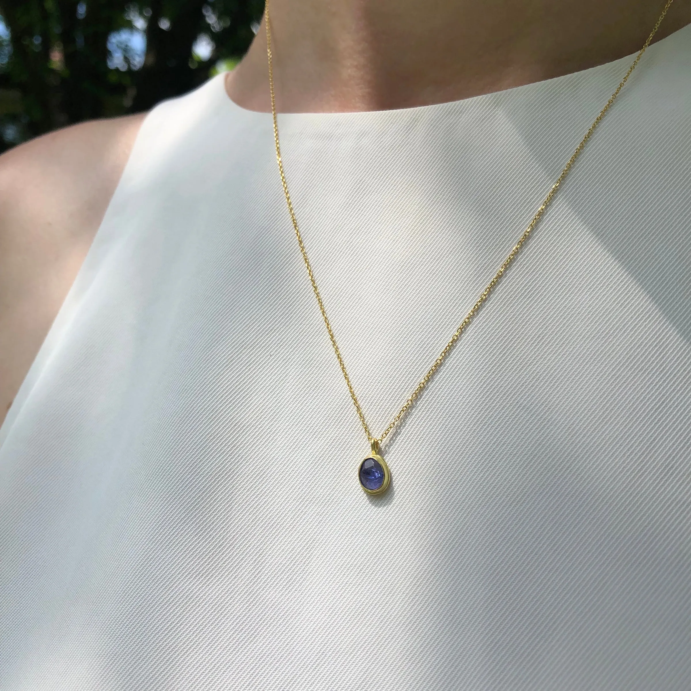 Tanzanite & 18k pendant